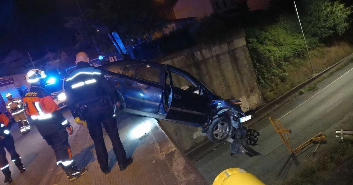 Un Coche Queda Colgado Sobre La Autopista En Ferrol Y Sus Ocupantes Se