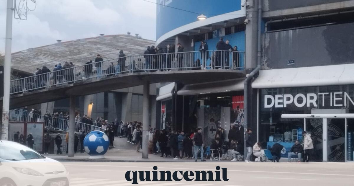 Largas colas en la tienda del Dépor para conseguir la camiseta verde de