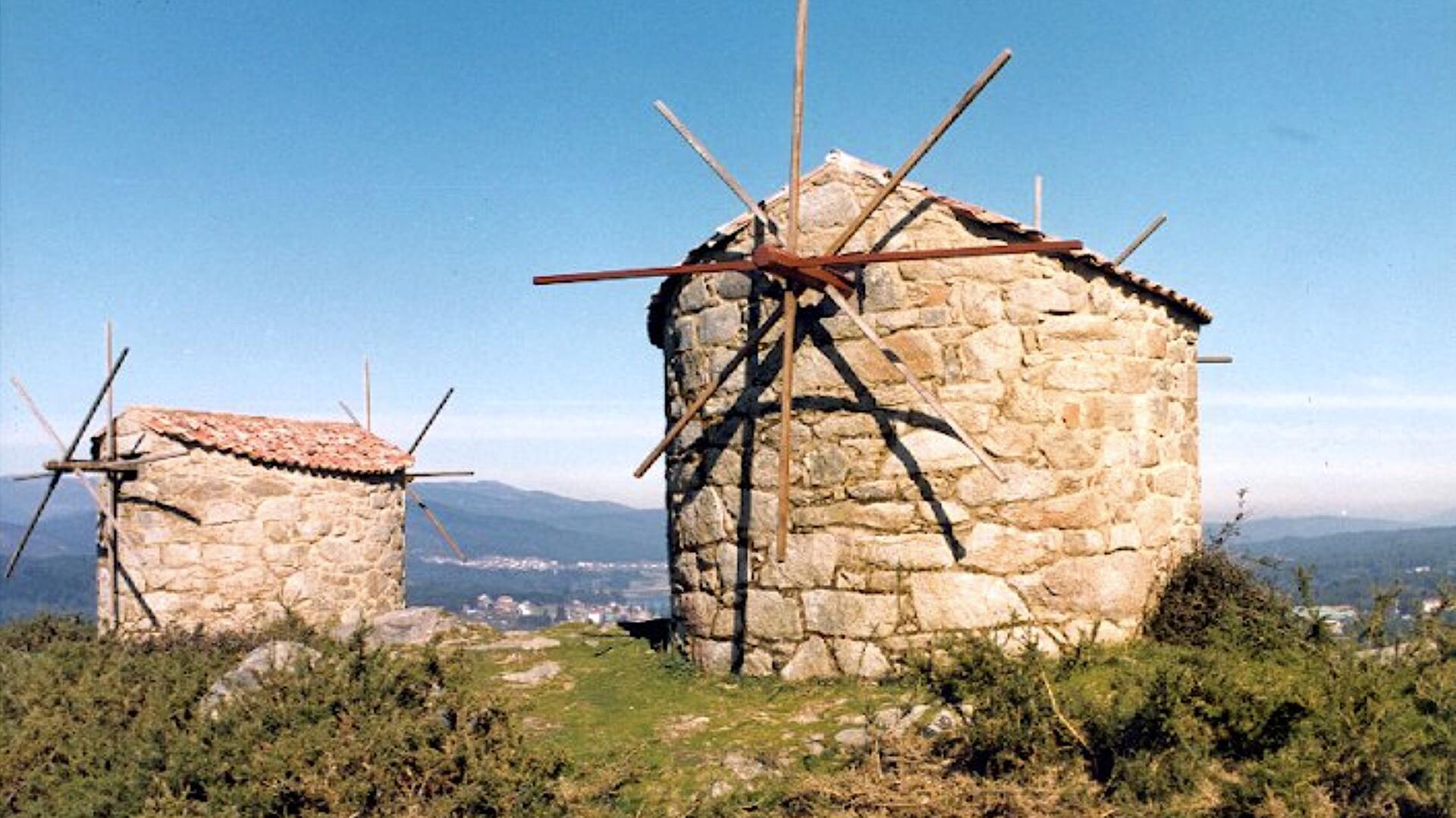 Los molinos de viento de Abalo en Catoira, un conjunto de construcciones  único en Europa
